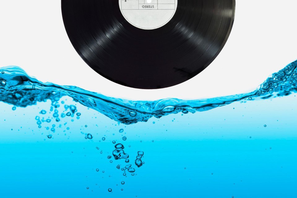 Disco de vinilo negro limpieza agua Press Play Vinyl